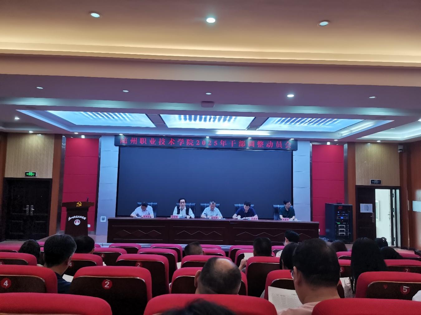 会议室里的人们AI 生成的内容可能不正确。